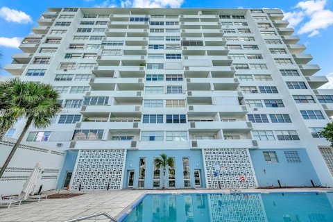 Condo in Miami Beach, Florida, 2 bedrooms  № 1381713 - photo 29