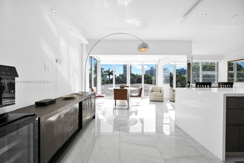 Condo in Miami Beach, Florida, 2 bedrooms  № 1381713 - photo 6