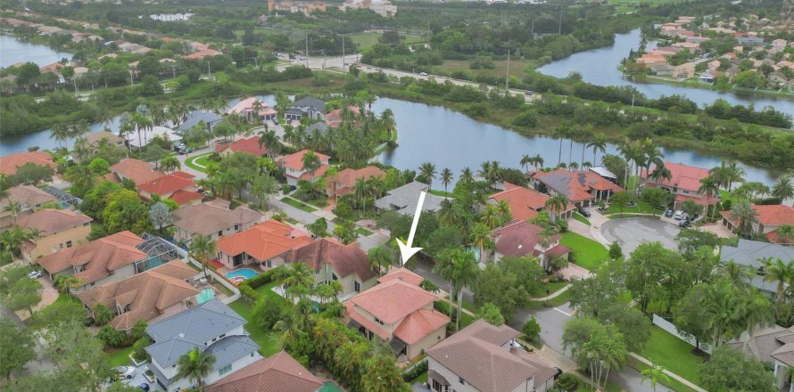 House in Pembroke Pines, Florida 5 bedrooms, 363.53 sq.m. № 1227606