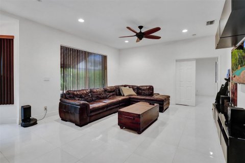 Casa en venta en Pembroke Pines, Florida, 5 dormitorios, 363.53 m2 № 1227606 - foto 30