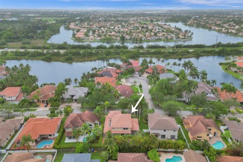 Casa en venta en Pembroke Pines, Florida, 5 dormitorios, 363.53 m2 № 1227606 - foto 2