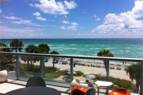 Condominio en venta en Sunny Isles Beach, Florida, 1 dormitorio, 62.43 m2 № 850996 - foto 2