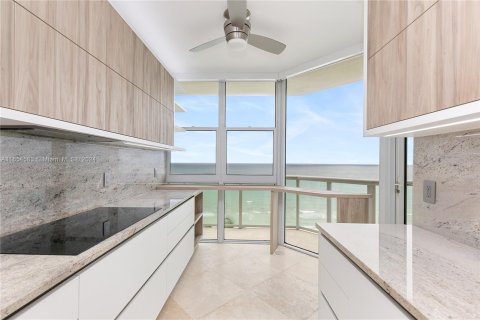 Condo in Hollywood, Florida, 2 bedrooms  № 1355112 - photo 14