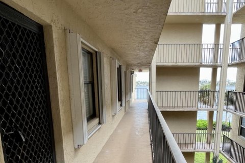 Condo in Lantana, Florida, 2 bedrooms  № 996124 - photo 20