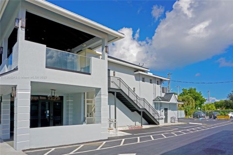 Купить коммерческую недвижимость в Уилтон-Мэнорс, Флорида № 177774 - фото 1