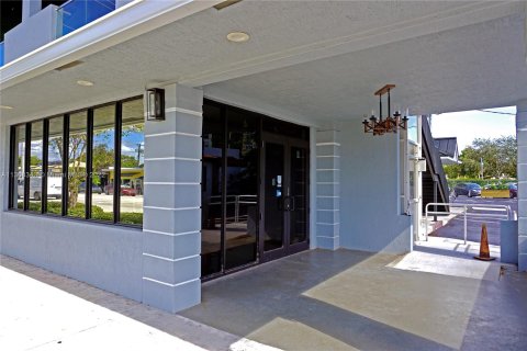 Купить коммерческую недвижимость в Уилтон-Мэнорс, Флорида № 177774 - фото 4