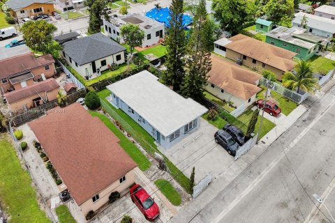 Commercial property in Miami, Florida 132.85 sq.m. № 1333264 - photo 1