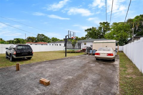 Villa ou maison à vendre à Hollywood, Floride: 2 chambres, 121.42 m2 № 887423 - photo 20