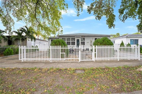 Villa ou maison à vendre à Hollywood, Floride: 2 chambres, 121.42 m2 № 887423 - photo 1