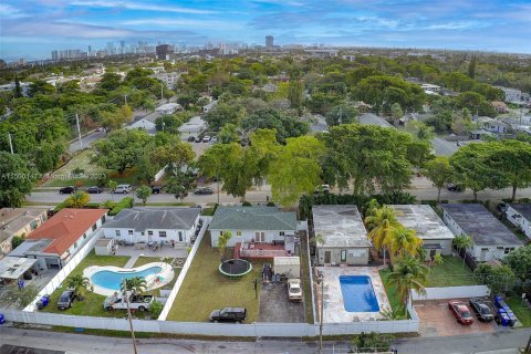 Villa ou maison à vendre à Hollywood, Floride: 2 chambres, 121.42 m2 № 887423 - photo 26