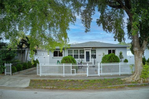 Villa ou maison à vendre à Hollywood, Floride: 2 chambres, 121.42 m2 № 887423 - photo 2