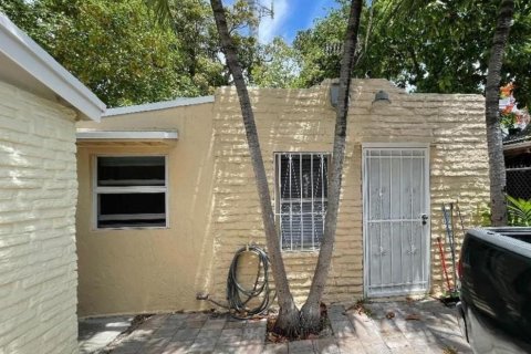 Commercial property in Miami, Florida 184.6 sq.m. № 976708 - photo 2