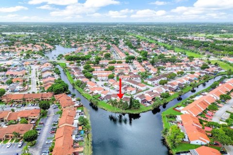 Villa ou maison à vendre à Miami, Floride: 2 chambres, 83.61 m2 № 1360515 - photo 7