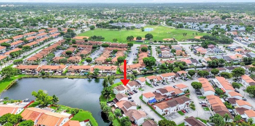 Villa ou maison à Miami, Floride 2 chambres, 83.61 m2 № 1360515