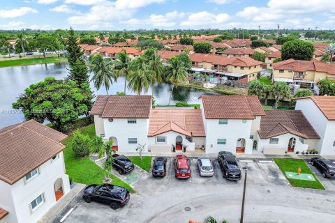 Villa ou maison à vendre à Miami, Floride: 2 chambres, 83.61 m2 № 1360515 - photo 10