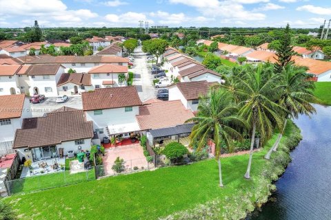 Villa ou maison à vendre à Miami, Floride: 2 chambres, 83.61 m2 № 1360515 - photo 9