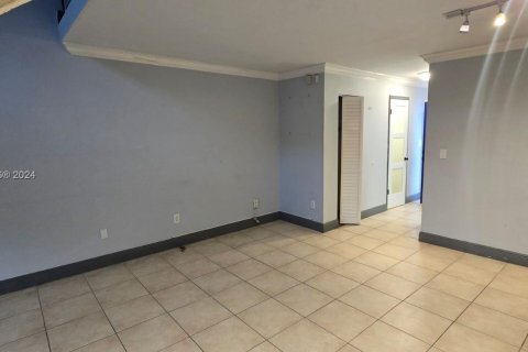 Condo in Miami, Florida, 1 bedroom  № 1360437 - photo 9