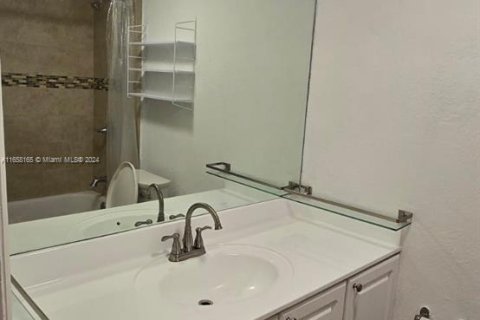 Condominio en alquiler en Miami, Florida, 1 dormitorio, 74.41 m2 № 1360437 - foto 19