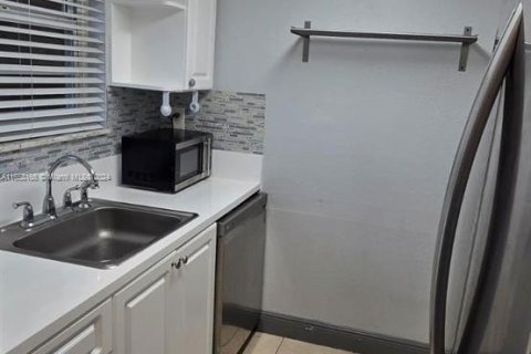 Condominio en alquiler en Miami, Florida, 1 dormitorio, 74.41 m2 № 1360437 - foto 4