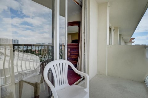 Condominio en venta en Sunny Isles Beach, Florida, 33.44 m2 № 1000355 - foto 8