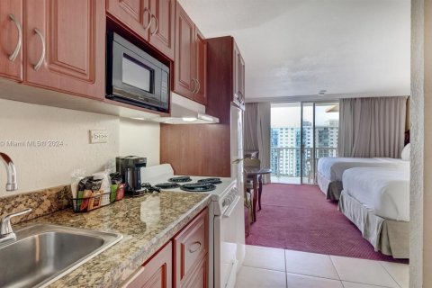 Condominio en venta en Sunny Isles Beach, Florida, 33.44 m2 № 1000355 - foto 1
