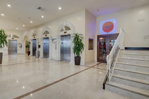 Condominio en venta en Sunny Isles Beach, Florida, 33.44 m2 № 1000355 - foto 22