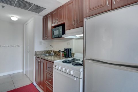 Condominio en venta en Sunny Isles Beach, Florida, 33.44 m2 № 1000355 - foto 10