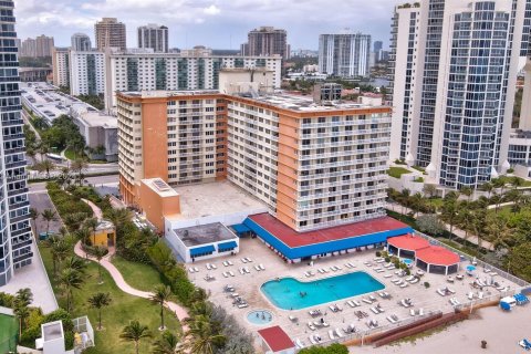 Condominio en venta en Sunny Isles Beach, Florida, 33.44 m2 № 1000355 - foto 15