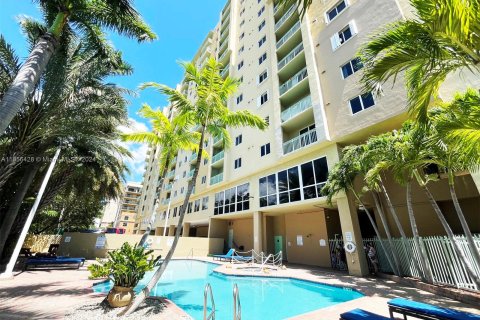 Condo in Miami, Florida, 2 bedrooms  № 1356710 - photo 1