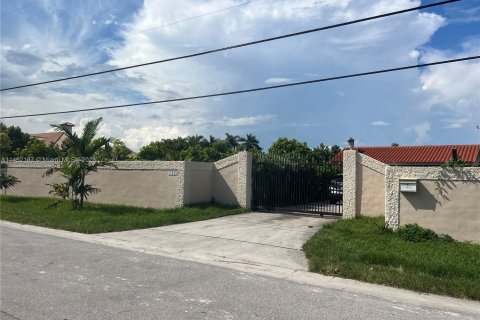 Casa en venta en Miami, Florida, 6 dormitorios, 109.25 m2 № 724123 - foto 1