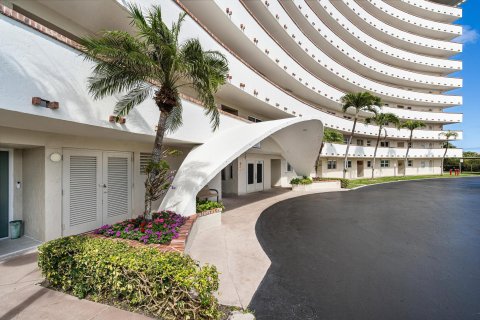 Condo in Deerfield Beach, Florida, 2 bedrooms  № 1007490 - photo 1