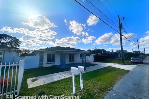 Casa en venta en Miami, Florida, 8 dormitorios, 308.9 m2 № 1293131 - foto 1