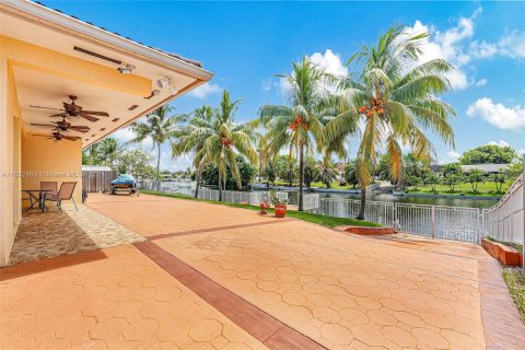 Villa ou maison à vendre à Hialeah, Floride: 4 chambres, 205.69 m2 № 1293134 - photo 2