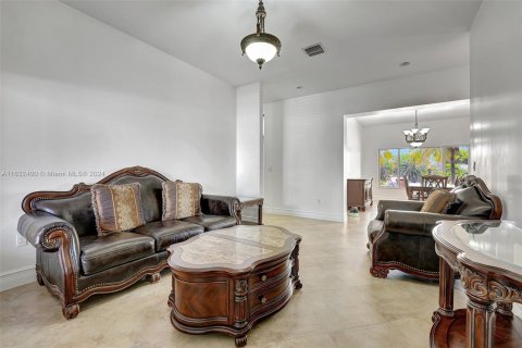 Villa ou maison à vendre à Hialeah, Floride: 4 chambres, 205.69 m2 № 1293134 - photo 8