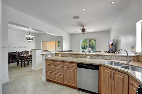 Villa ou maison à vendre à Hialeah, Floride: 4 chambres, 205.69 m2 № 1293134 - photo 16