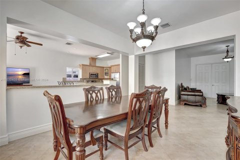 Villa ou maison à vendre à Hialeah, Floride: 4 chambres, 205.69 m2 № 1293134 - photo 13