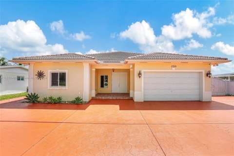 House in Hialeah, Florida 4 bedrooms, 205.69 sq.m. № 1293134 - photo 6