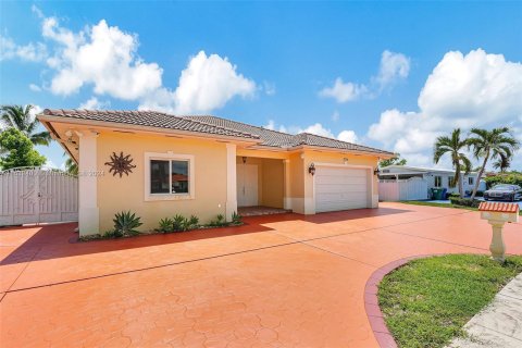 Villa ou maison à vendre à Hialeah, Floride: 4 chambres, 205.69 m2 № 1293134 - photo 5