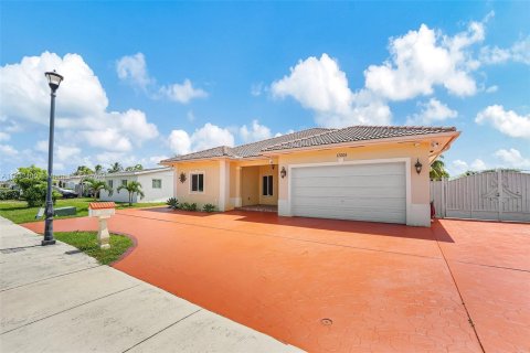 Casa en venta en Hialeah, Florida, 4 dormitorios, 205.69 m2 № 1293134 - foto 4