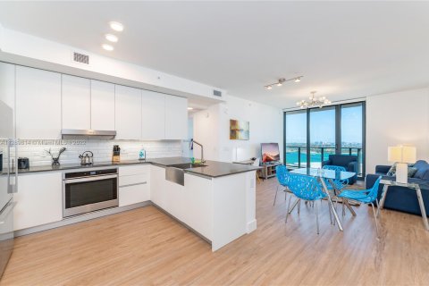 Apartamento en alquiler en Miami, Florida, 2 dormitorios, 111.48 m2 № 135039 - foto 1