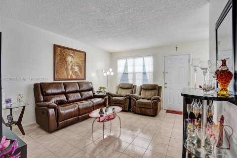 Copropriété à vendre à Pembroke Pines, Floride: 2 chambres, 88.54 m2 № 1145768 - photo 2