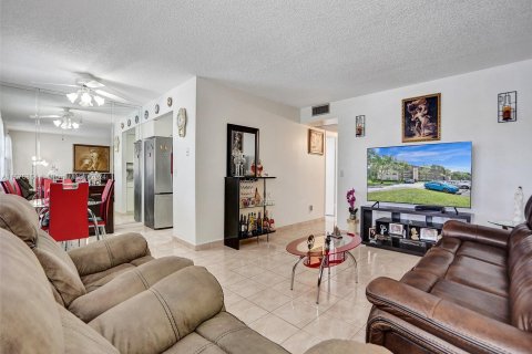 Copropriété à vendre à Pembroke Pines, Floride: 2 chambres, 88.54 m2 № 1145768 - photo 1