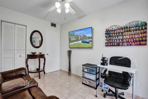 Copropriété à vendre à Pembroke Pines, Floride: 2 chambres, 88.54 m2 № 1145768 - photo 14