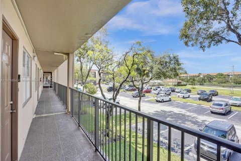 Copropriété à vendre à Pembroke Pines, Floride: 2 chambres, 88.54 m2 № 1145768 - photo 23