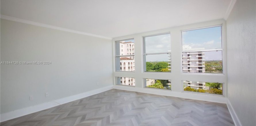 Estudio en el Condominio en Coral Gables, Florida  № 1327763