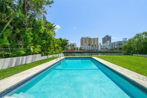 House in Miami Beach, Florida 4 bedrooms, 380.62 sq.m. № 1145555 - photo 12