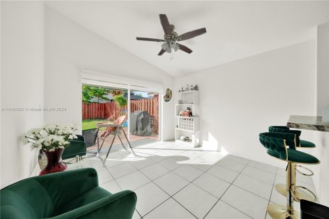 House in Miami, Florida 3 bedrooms, 114.83 sq.m. № 1332034 - photo 11