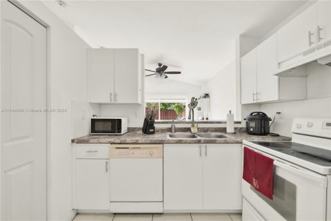 House in Miami, Florida 3 bedrooms, 114.83 sq.m. № 1332034 - photo 14