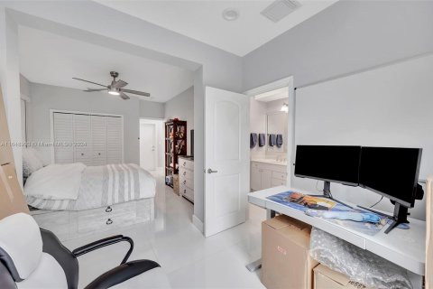 Casa en venta en Miami, Florida, 5 dormitorios № 1332032 - foto 28