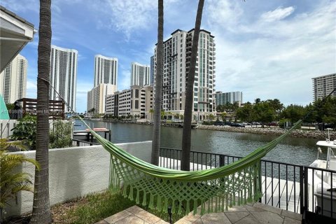 Touwnhouse à vendre à Sunny Isles Beach, Floride: 4 chambres, 225.29 m2 № 1232531 - photo 19